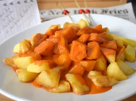Patatas bravas caseras con salsa tradicional y toque crujiente