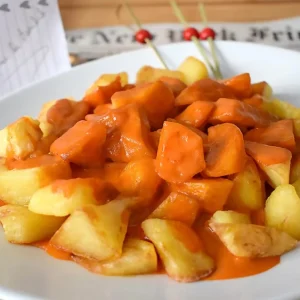Patatas bravas caseras con salsa tradicional y toque crujiente