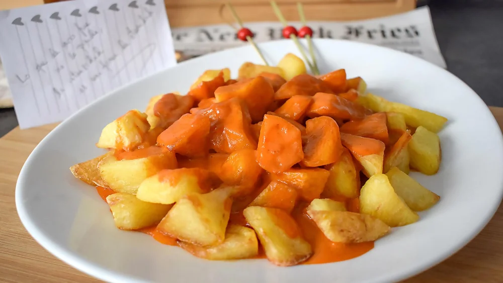 Patatas bravas caseras con salsa tradicional y toque crujiente