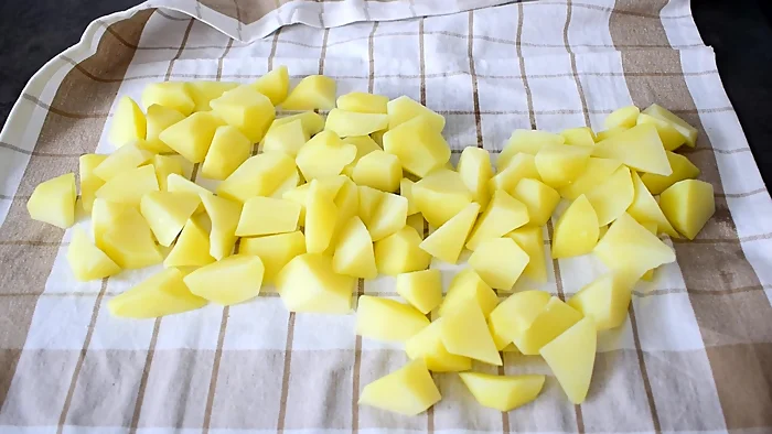 Patatas escurridas y secas sobre paño de cocina