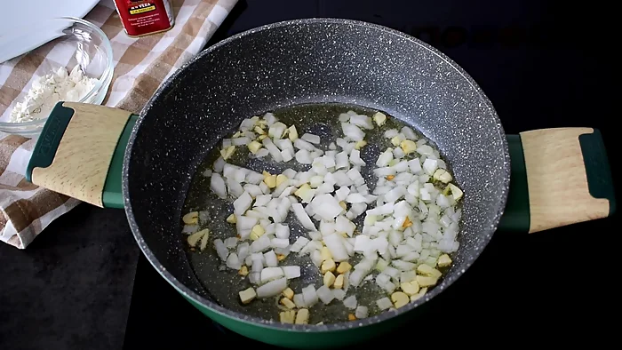 Ajo y cebolla picados cocinándose en aceite