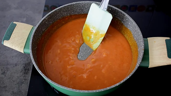 Salsa brava espesando con caldo en cazuela