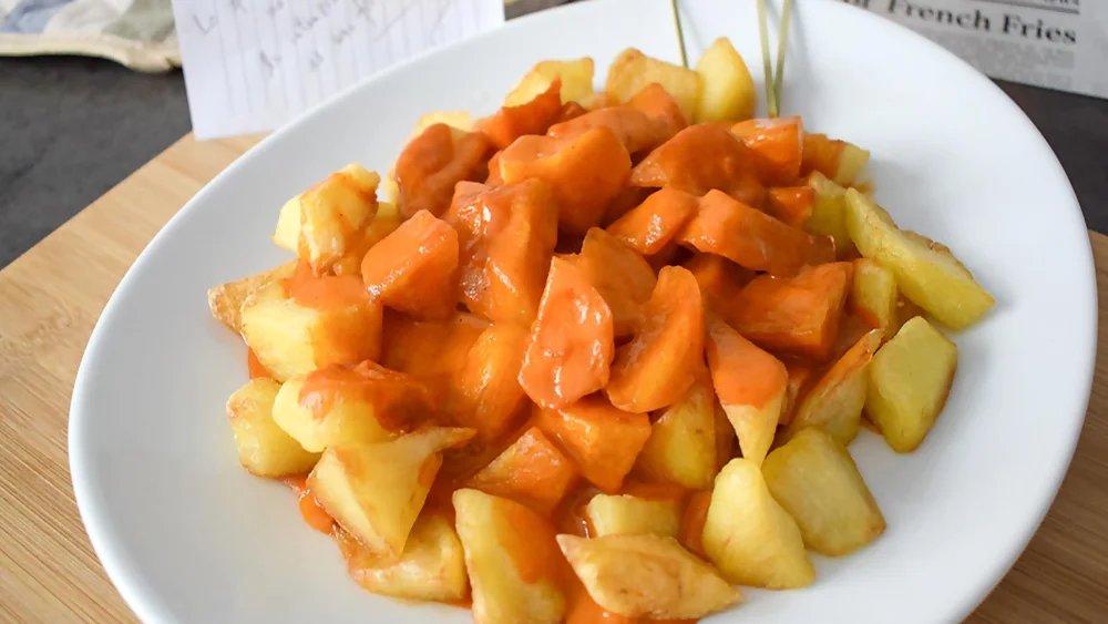 Patatas bravas caseras con su salsa clásica