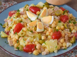 Ensalada de garbanzos con patatas, atún, huevo cocido, cherry y aceitunas
