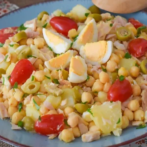 Ensalada de garbanzos con patatas, atún, huevo cocido, cherry y aceitunas
