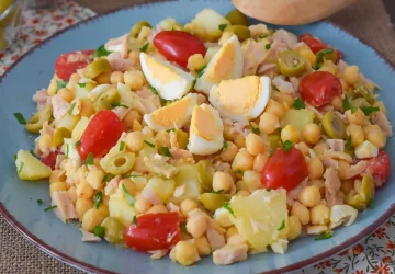 Ensalada de garbanzos con patatas, atún, huevo cocido, cherry y aceitunas