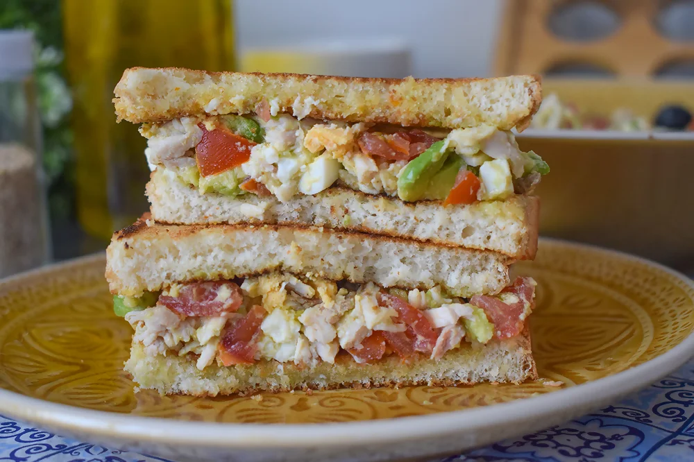 sandwich de aguacate y pollo
