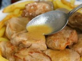Solomillo al whisky con salsa casera servido sobre patatas fritas.