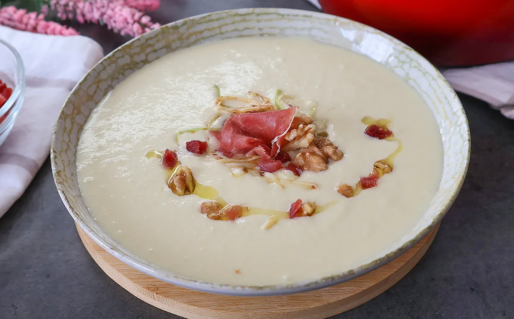 Vichyssoise casera servida fría con croutones sobre plato blanco