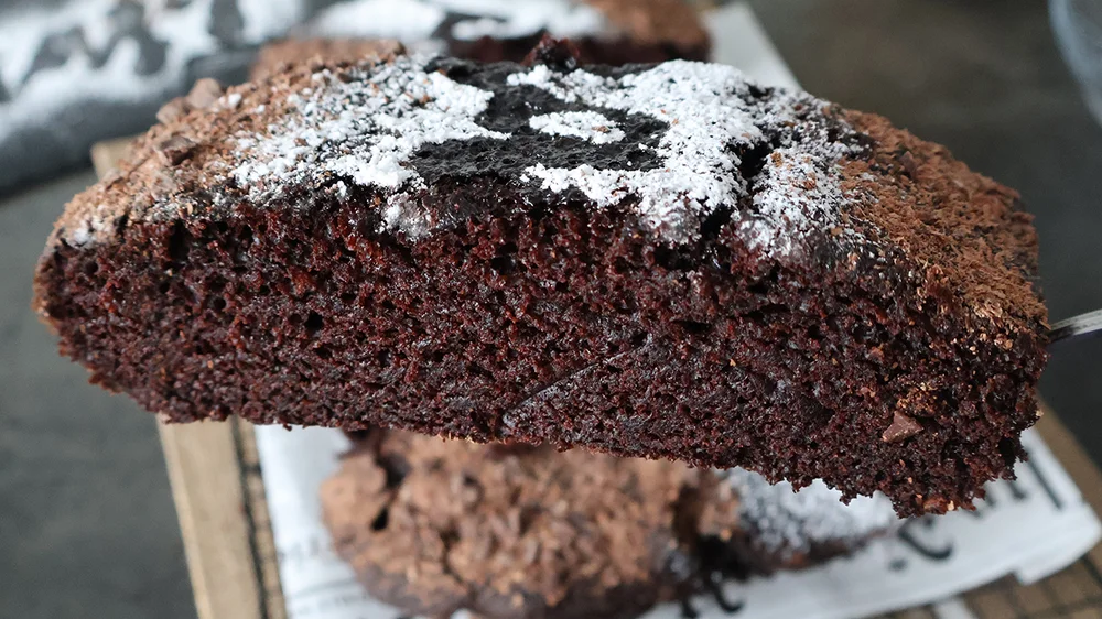 crazy cake de chocolate corte