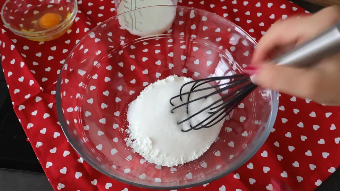 Maizena y azúcar mezclándose en un bol para base de crema pastelera