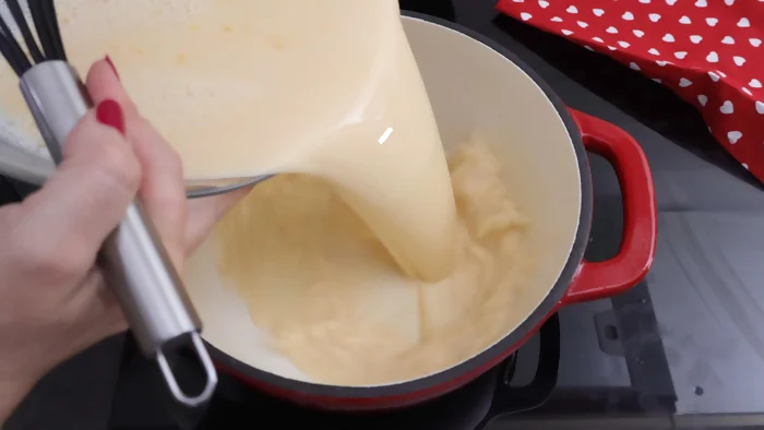 Vertiendo mezcla para crema pastelera en cazuela
