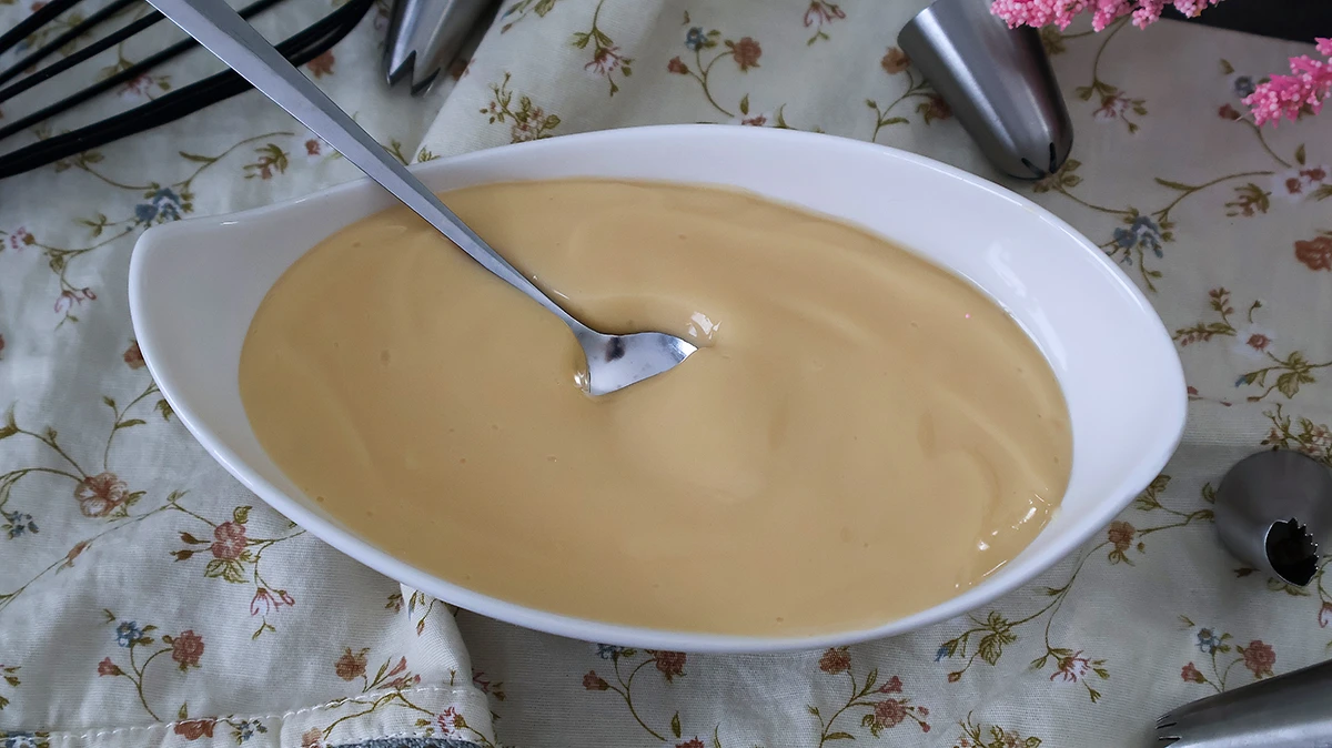 Crema pastelera casera sin grumos en fuente blanca