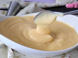 Crema pastelera casera de textura suave y brillante en cuenco blanco