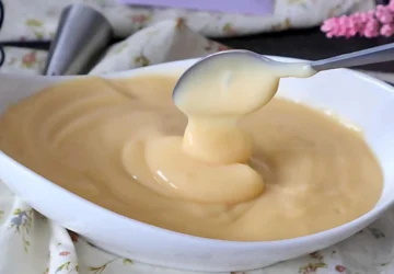Crema pastelera casera de textura suave y brillante en cuenco blanco