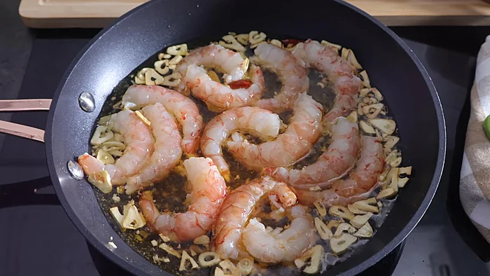 como hacer gambas al pil pil paso 3
