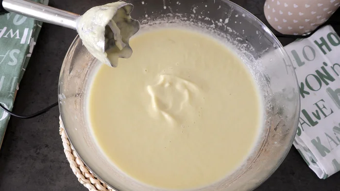 Batidora de mano triturando puerros y patatas cocidas