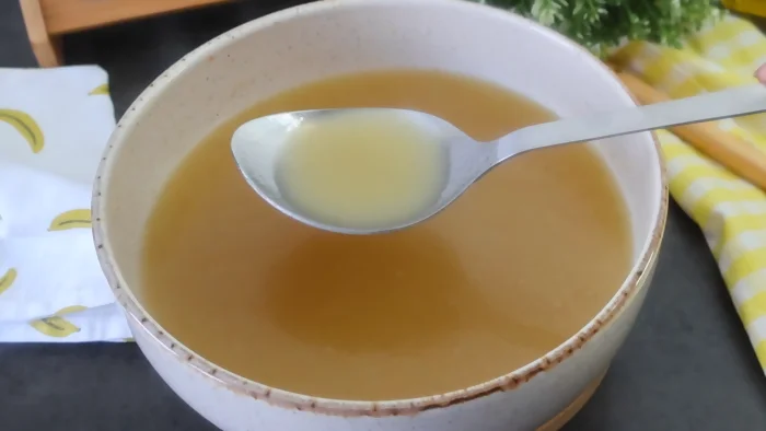 Cazuela de caldo de pollo casero, ideal para sopas y guisos
