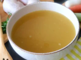 Caldo de pollo casero servido, receta completa con consejos