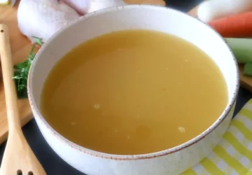 Caldo de pollo casero servido, receta completa con consejos