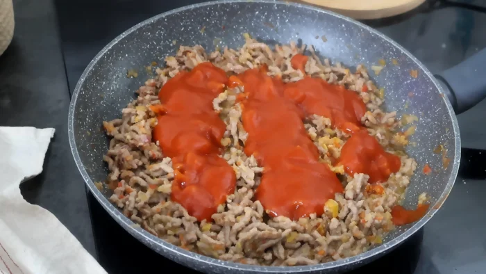 Relleno de carne con salsa de tomate para los wraps
