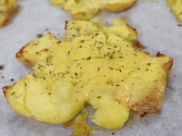 Patatas aplastadas crujientes y doradas recién hechas
