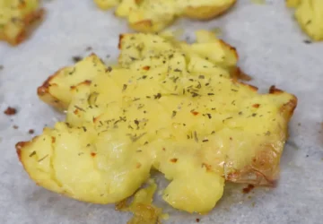 Patatas aplastadas crujientes y doradas recién hechas