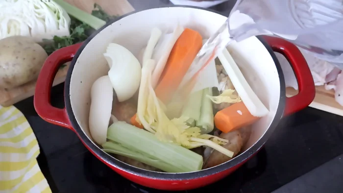 Verduras(zanahorias, cebolla y puerro) listas para agregar al caldo de pollo