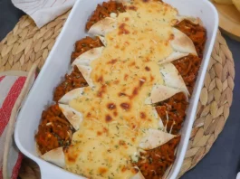 Wraps crujientes con relleno de carne y cobertura de queso fundido