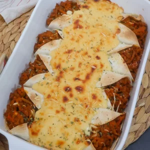 Wraps crujientes con relleno de carne y cobertura de queso fundido