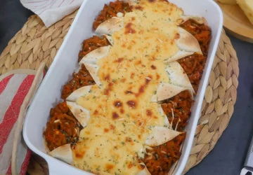 Wraps crujientes con relleno de carne y cobertura de queso fundido
