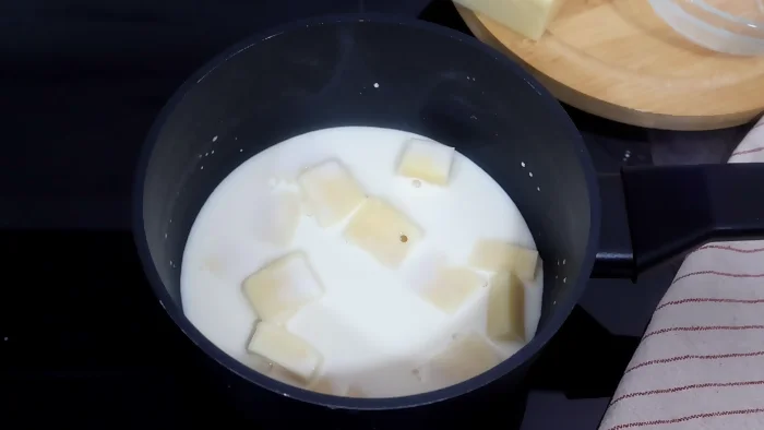 mezcla de leche evaporada y queso para la salsa