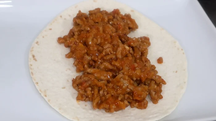 Tortillas de trigo rellenas de carne picada