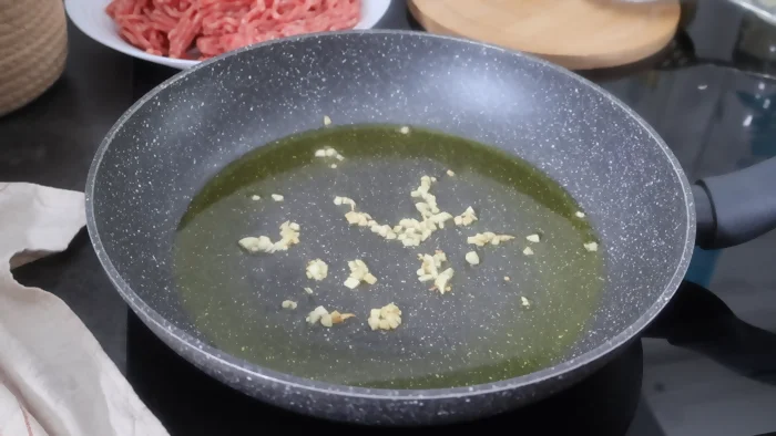 ajos salteandose en aceite caliente