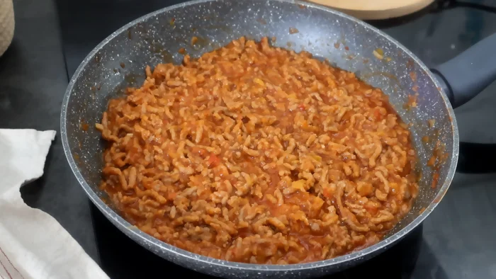 relleno de carne , verduras y tomate cocinado.