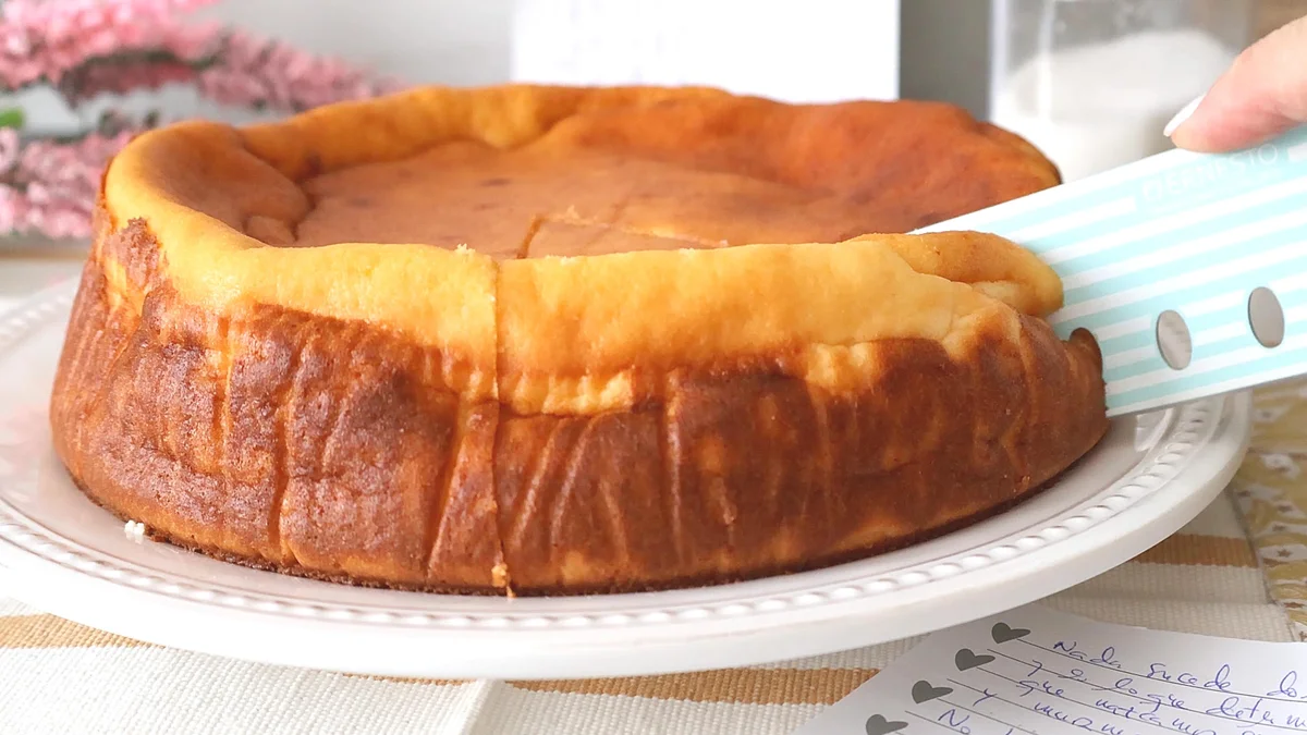 Corte de la tarta de queso polaca
