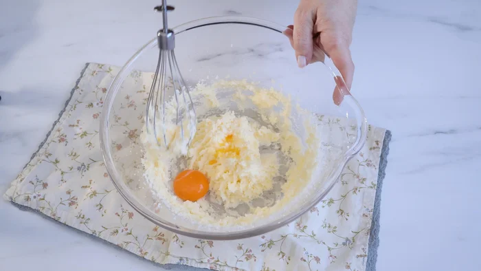 Preparación de la masa del sernik: mezcla de mantequilla y huevos