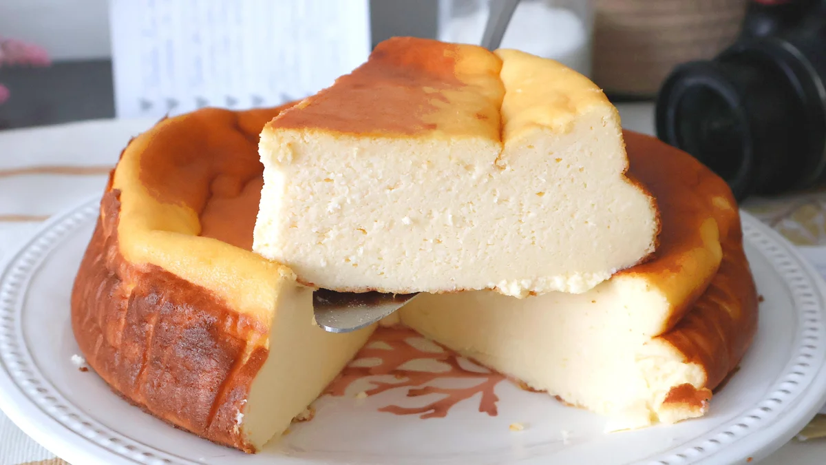 Sernik polaco: tarta de queso casera con textura suave y cremosa.