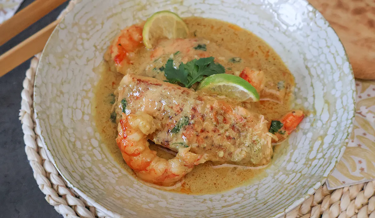 Salmón al curry con gambas emplatado