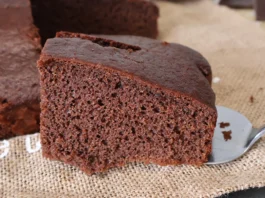 Bizcocho de chocolate y Pedro Ximénez con textura esponjosa, corte limpio y un acabado jugoso