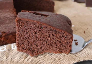 Bizcocho de chocolate y Pedro Ximénez con textura esponjosa, corte limpio y un acabado jugoso