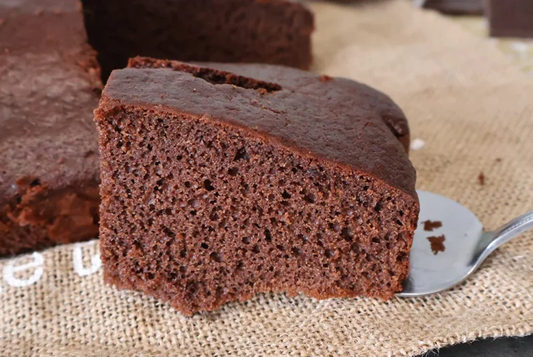 Bizcocho de chocolate y Pedro Ximénez con textura esponjosa, corte limpio y un acabado jugoso