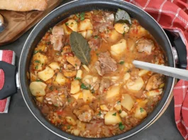 Rancho Aragonés en cazuela, un guiso tradicional con carne, patatas y arroz.