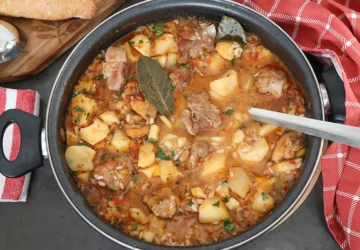 Rancho Aragonés en cazuela, un guiso tradicional con carne, patatas y arroz.