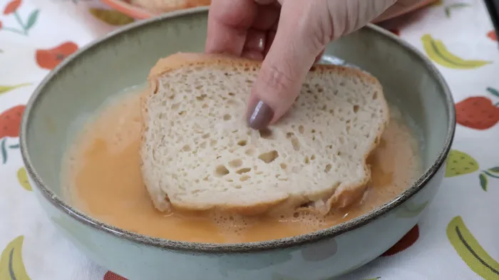 Rebanada de pan empapada en huevo batido