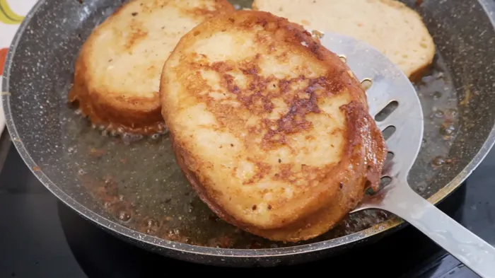 Torrijas friéndose en aceite caliente