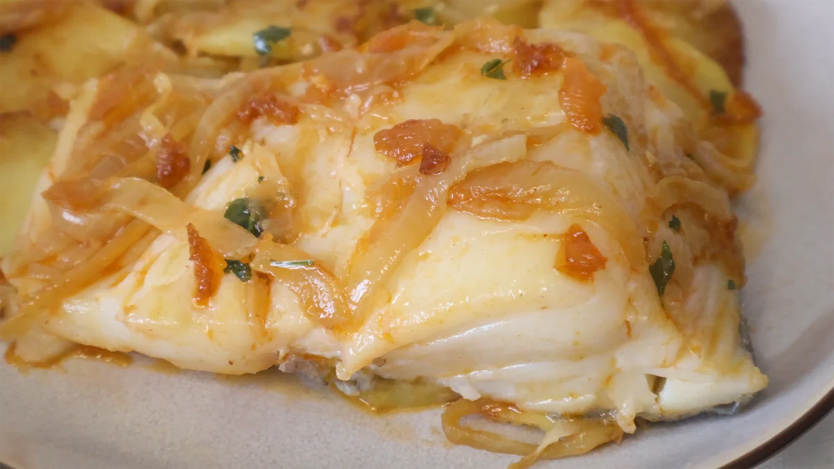  Lomo de bacalao a la portuguesa con cebolla y pimentón
