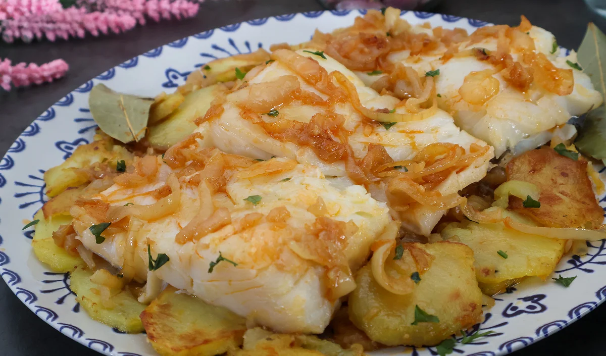 Fuente completa de bacalao à la Narcisa con laurel, patatas y cebolla