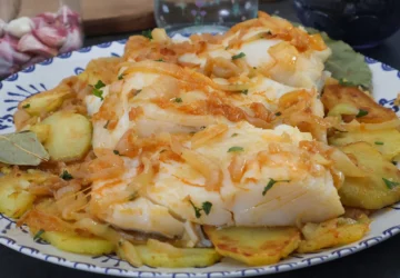 Vista general del plato de bacalao à la Narcisa con todos sus ingredientes