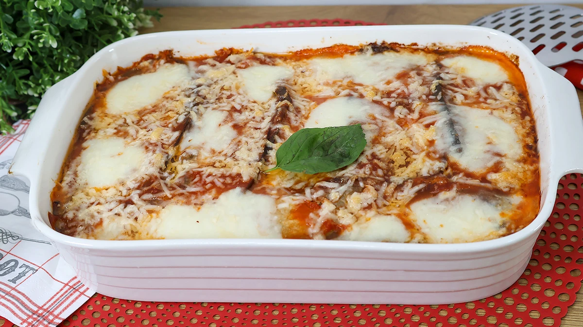 Fuente de berenjenas a la parmesana horneadas con queso fundido y albahaca